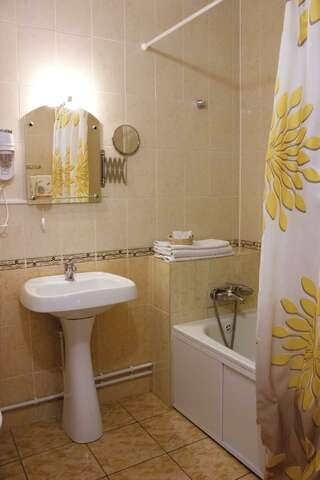 Гостиница Комфорт Липецк Номер стандарт с 1 двуспальной кроватью-3