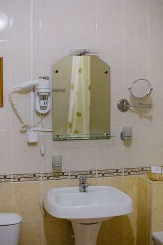 Гостиница Комфорт Липецк 2-комнатный номер стандарт комфорт с 2 двуспальными кроватями-2